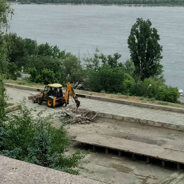 В Волгограде рядом с музеем-панорамой сносят скандальный фонтан