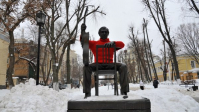 Памятник Высоцкому одели в теплый красный свитер