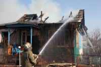 При пожаре в частном доме пострадала молодая женщина