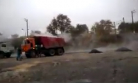 Снова за старое: волгоградские рабочие укладывали асфальт в дождь