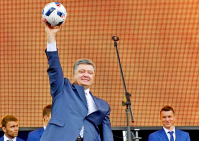 Украинцы просят Порошенко отправить футболистов сборной страны в Донбасс