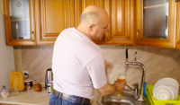 Житель Челябинска пьет пиво из крана на кухне