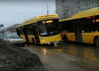 В Волгограде автобус застрял в яме на второй продольной