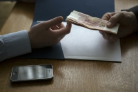 Задержанный за кражу житель Волгоградской области хотел откупиться от уголовного преследования
