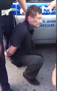 В результате обстрела автомобиля на трассе «Ростов-Таганрог» один человек погиб, один ранен.