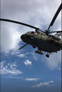 Вертолет МИ-8 пролетел прямо над крышами автомобилей в Волгограде