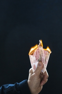 Обманутые фальшивомонетчиками продавщицы пытались сбыть подделки кому-то еще