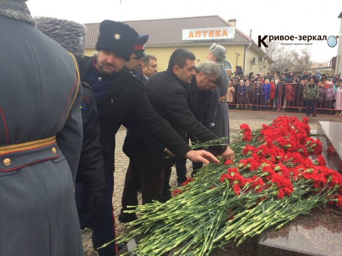 Почетное право открыть стелу Предоставили ветеранам. 