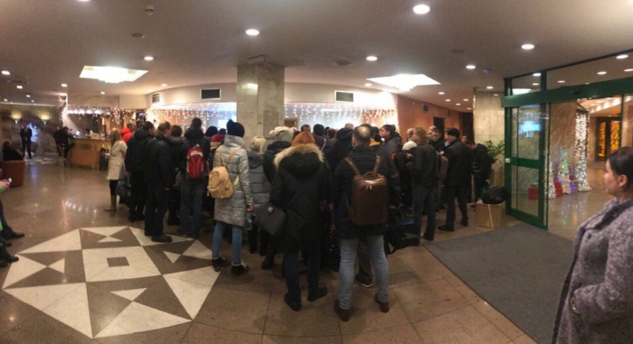 В работе Сбербанка наблюдается второй сбой за неделю.  Как сообщает ИА "Волга-Каспий", в понедельник 4 декабря некоторых пользователей карт ждало разочарование - за некоторые товары и услуги с них фактически дважды списали средства.  - Пришел покупать пиццу, - поделился волжанин Анатолий Серебряков. - Хотел расплатиться картой, но платеж не прошел. Отдал наличными, а вечером уже дома пришла СМС-ка: деньги списаны со счета. Получилось обидно.  Как пояснили ИА "Волга-Каспий" в пресс-службе Сбербанка, им известно о прошедшем сбое. Сейчас работоспособность операций по банковским картам восстановлена, все системы работают в штатном режиме. Точная причина сбоя устанавливается. Ошибочно списанные деньги будут возвращены - позже станет известно, в какой форме средства вернутся к законным владельцам.  Отметим, что это - уже второй крупный сбой в работе Сбербанка за неделю. Предыдущий был зафиксирован 30 ноября. При попытке пользователей снять наличность на экране появлялась надпись "Извините, операция не может быть выполнена". Озадаченные держатели карт безуспешно пытались дозвониться на телефон горячей линии, меняли банкоматы или пробовали отменить выдачу чеков, но безуспешно. Также невозможно было сделать он-лайн перевод средств с помощью мобильного приложения.  Это длилось несколько часов. К 22:00 Сбербанк возобновил работу и клиенты наконец-то смогли воспользоваться картами.