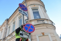 Для возможности устройства пешеходного перехода через проезжую часть и трамвайные пути с использованием островков безопасности, включающих часть разделительной полосы на границе проезжей части и трамвайных путей, введен новый термин «трамвайные пути».