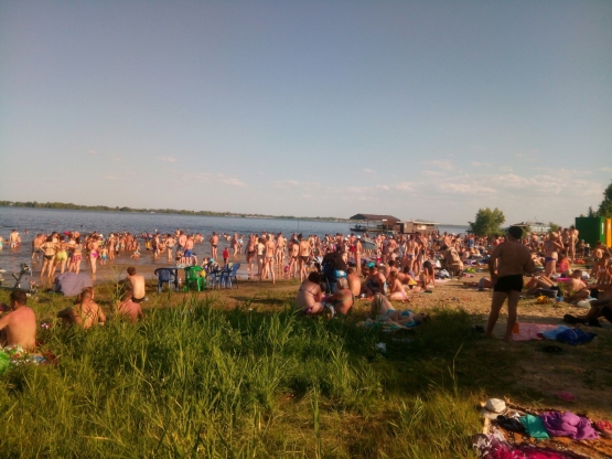 Городские официальные и дикие пляжи скрылись под водой из-за дождей в центральной России.