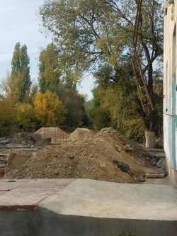 Жители Тракторозаводского района больше трех месяцев живут посреди траншей