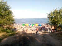 Городские официальные и дикие пляжи скрылись под водой из-за дождей в центральной России.