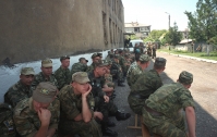 Солдаты устроили массовую драку с поножовщиной  12 солдат получили серьезные ножевые ранения в массовой драке в воинской части на Урале.  Как стало известно интернет-газете «Кривое зеркало» в одной из воинских частей расположенных в пос. Порошино Свердловской области, произошла массовая драка военнослужащих. Об этом сообщает телеграм-канал Mash. По предварительной информации, солдаты, прибывшие для прохождения срочной службы в мотострелковую бригаду, устроили массовую потасовку, в которой участвовали 140 человек.   Некоторые участники драки были вооружены ножами. В результате чего пострадали 12 человек. Среди них один офицер. Два человека находятся в тяжелом состоянии.   Конфликт произошел из-за плохо заправленной кровати. Офицер сделал замечание рядовому тувинцу из-за торчащей простыни. Реакция рядового на замечание привела к массовым беспорядкам. За честь офицера вступились солдаты из 6-ой роты. Тувинского срочника принялись защищать старослужащие из 1-ой. За 30 минут, которые длилось «противостояние», солдаты выбили стекла в половине помещений, снесли двери.   Подробности и ход расследования инцидента уточняются.  Диана Егорова ФОТО: Globallookpress