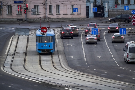 Для возможности устройства пешеходного перехода через проезжую часть и трамвайные пути с использованием островков безопасности, включающих часть разделительной полосы на границе проезжей части и трамвайных путей, введен новый термин «трамвайные пути».