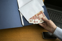 Сотрудник «СИЗО» пытался заработать на осужденных