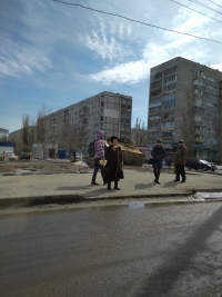 В Волгограде грузовик с песком поглотил «убитый» асфальт