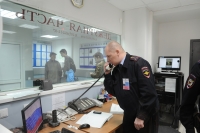 В Тракторозаводском районе за вечер пропали два школьника Одно за другим заявления о пропаже детей поступили в полицию. Как сообщили интернет-газете «Кривое зеркало» в ГУ МВД России по Волгоградской области, сотрудники Тракторозаводского района Волгограда дважды за вечер были подняты по сигналу «Тревога» - пропали дети. В 19 часов 35 минут в полицию обратилась 43-летняя мать 12-летнего школьника — сны не вернулся из школы. Полицейские тут же занялись поисками и установили местонахождение ребенка. Мальчик по дороге со школы познакомился со сверстниками, заигрался с ними допоздна и, побоявшись наказания, отправился ночевать к ним домой. Ребенок доставлен к матери. Полицейские проводят профилактическую работу. В 20 часов 55 минут в полицию поступило второе сообщение о пропаже ребенка. 34-летняя женщина утверждала, что ее 7-летнего сына похитил ее сожитель и увез в неизвестном направлении. Самостоятельно мать с поисками не справилась и обратилась в полицию. Полицейским удалось установить, что ребенок находится в безопасности, а вот мать, как раз и являлась угрозой от которой ее гражданский супруг решил оградить ребенка. Сожитель увидев, что женщина находится в алкогольном опьянении, взял ребенка и отправился с ним в гости, чтобы не травмировать мальчика неприглядным состоянием мамы. Мужчина рассказал, что в последнее время женщина частенько злоупотребляет спиртным  и в его планах было вовсе увезти ребенка к брату женщины, который проживает в Волгоградской области.  Сотрудники подразделения по делам несовершеннолетних взяли данную семью «на карандаш» и проводят проверку по данному факту и необходимости постановка семьи на профилактический учет. Диана Егорова ФОТО: Globallookpress