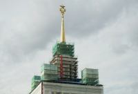 В Москве с золотой звезды ВДНХ снимают строительные леса
