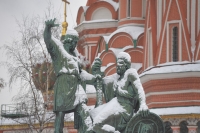 В среду, 21 февраля, представители столичного МЧС  сообщили, что в течение нескольких дней в российской столице ожидается сильное похолодание. Столбик термометра опустится до -18 градусов мороза – ниже своей климатической нормы. Как сообщает интернет-газета «Кривое зеркало» со ссылкой на пресс-службу ГУ МЧС по Москве, в сообщении ведомства сказано, что с 23 по 28 февраля в столице ожидается аномально холодная погода со среднесуточной температурой воздуха от  - 7 до -12 градусов мороза. Местами эта отметка может достигать до - 15-18 градусов мороза, добавили представители МЧС. Затем эксперты заявили, что во время такой погоды настоятельно рекомендуется, по возможности, воздержаться от долгого нахождения на улице. А чтобы избежать переохлаждения – надевать теплую одежду и обувь. Кроме этого, автомобилистам в морозы эксперты посоветовали отказаться от дальних поездок, быть предельно осторожными и внимательными на дорогах, соблюдать скоростной режим. Добавим, по данным Росгидромета, температура ночью 25 и 26 февраля в Москве действительно снизится до критических отметок. Синоптики прогнозируют отметку еще ниже – до -23, а днем – до -16. А сервис Gismeteo прогнозирует понижение температуры до -27 градусов ночью 27 февраля и -20 - днем 26 февраля. ФОТО: Globallookpress Варвара Александрова 