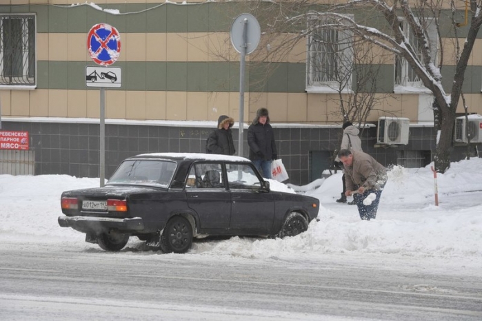 Волгоградцам рассказали, кто отвечает за уборку снега в жилых дворах
