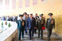 Празднование Дня Победы началось с возложения цветов к Вечному огню