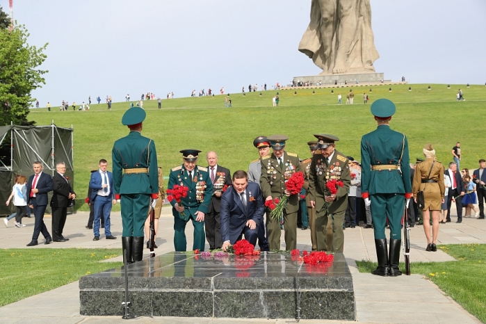 Празднование Дня Победы началось с возложения цветов к Вечному огню