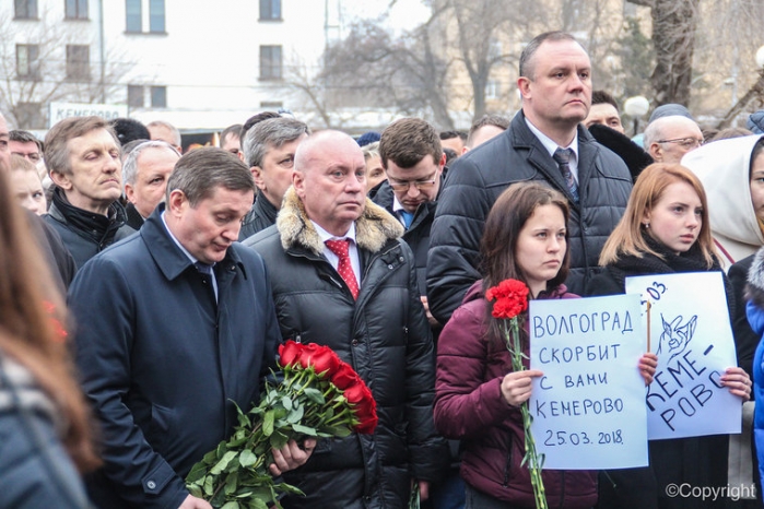 В Волгограде прошла акция «Кемерово, мы с тобой» 