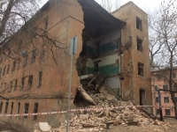 В Волгограде рухнула стена расселенного общежития