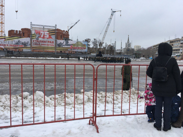 В Волгограде на площади Павших Борцов проходит генеральная репетиция парада