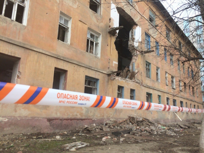 В Волгограде рухнула стена расселенного общежития
