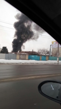 Старая Ауди сгорела вместе с деревянным гаражом