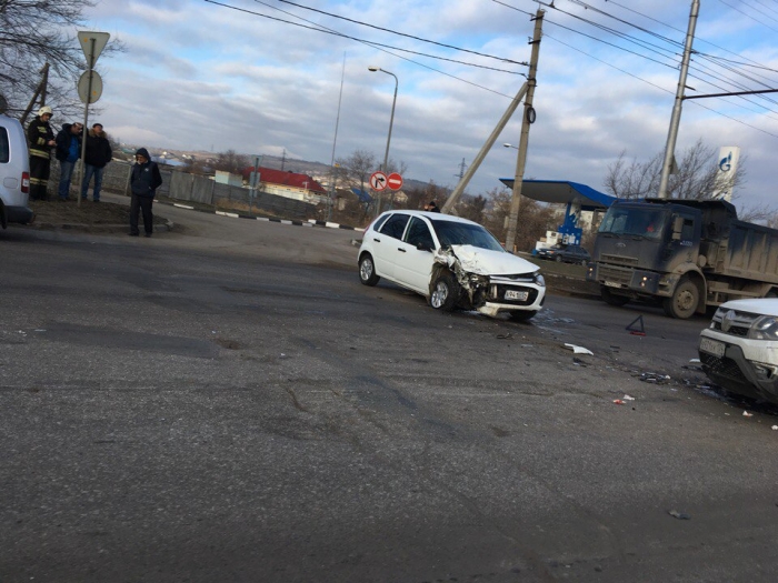 В Кировском районе Волгограда  авария с «Лада» и «Рено» собрала серьезную пробку