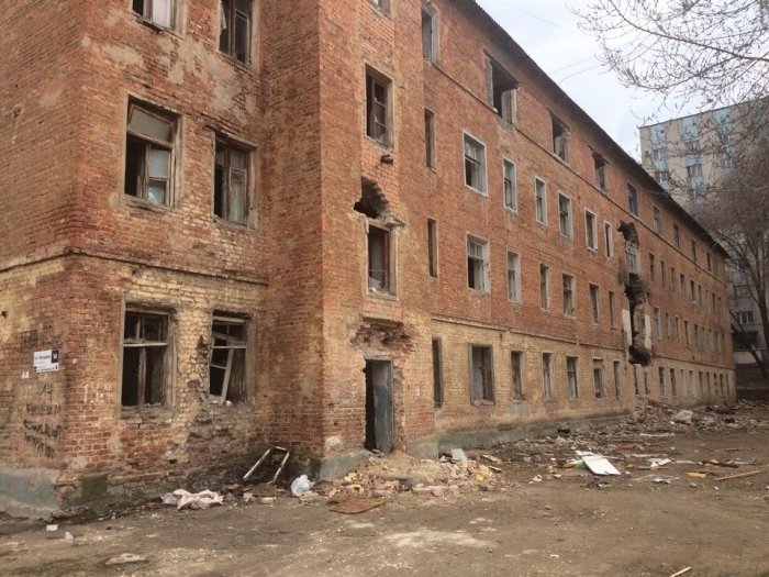 В Волгограде рухнула стена расселенного общежития