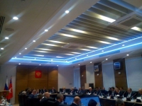 Депутаты вручную настраивают кресла и принимают законы в отремонтированном за 5 миллионов зале заседаний