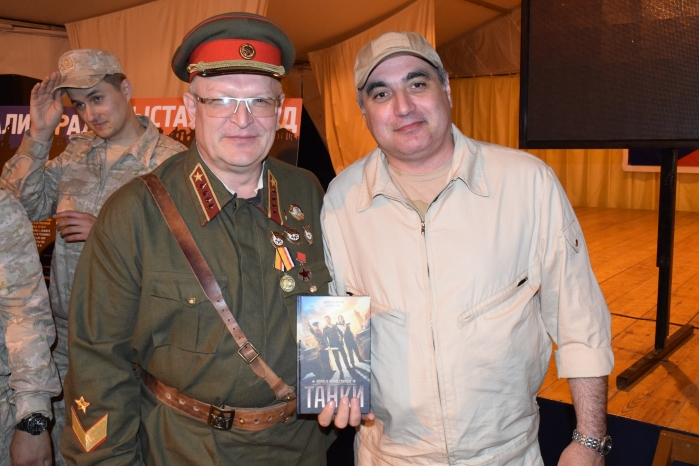 Продюсеры фильма «Танки» на авиабазе Хмеймим презентовали книгу