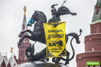 В Санкт-Петербурге и Москве знаменитые памятники надели противогазы