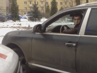 Снова скандал. Автохам на Porsche перекрыл проезд «Скорой»