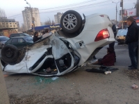 В Волгограде на Второй продольной перевернулась иномарка