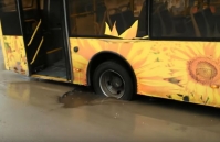 В Волгограде автобус застрял в яме на второй продольной
