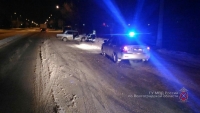 На юге Волгограда ВАЗ врезался в бетонный столб: есть пострадавшие