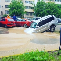 В центре города японский внедорожник утонул в луже