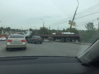 В Волгограде МАЗ врезался в световую опору
