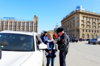 Волгоградки получили цветы от полицейских