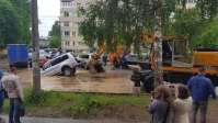 В центре города японский внедорожник утонул в луже