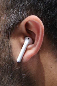 Водонепроницаемые. Биоритмические. Бесценные. — Apple выпустит наушники нового поколения Американская корпорация Apple Inc подготовила обновленную версию беспроводных наушников AirPods, которые поступят в продажу уже в 2019 году. Об этом сообщает агентство «Bloomberg», ссылаясь на осведомленные источники. Известно, что новая версия AirPods будет оснащена технологией шумоподавления. Кроме того, разработчики сделали наушники водонепроницаемыми. Но и этого для чудо- наушников показалось мало, поэтому специалисты намерены добавить расстояния, при котором наушники будут продолжать работать даже вдали от iPhone или планшета iPad. Разработчики, помимо всех перечисленных возможностей, наполнят AirPods биометрическими данными и научит наушники отслеживать сердечный ритм своего хозяина и Наушники нового поколения могут выйти на потребительский рынок уже в 2019 году. Как предполагают эксперты, цена на них будет немаленькая и, скорее всего, выше, чем у наушников предыдущего выпуска. Напомним, компания Apple представила миру беспроводные наушники AirPods по цене 159 долларов (за оба наушника) в сентябре 2016 года. Произошло это во время презентации нового iPhone. На мировой рынок наушники вышли в декабре того же года. Сегодня они доступны к покупке в более чем 100 странах. Однако если вы обладатель уже раритетных iPhone 3 или 4, то наушники вам не светят, точнее не играют. Чтобы ими воспользоваться, устройство Apple должна функционировать на операционной системе от уровня iOS 10, watchOS 3 или macOS Sierra. Анастасия Красновская