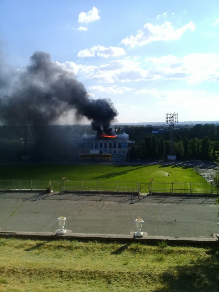 В Волжском на протяжении нескольких часов горит стадион им. Логинова