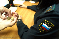 Волжанка попыталась оплатить долг старыми рублями