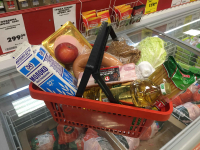 Жители Дубовки похитили у таксиста продукты питания