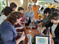В мероприятии принимают участие специалисты из 20-ти муниципальных образований. Такое событие проводится в регионе впервые.   Как сообщили корреспонденту интернет-газеты «Кривое зеркало» в пресс-службе губернатора Волгоградской области, площадкой для проведения форума стал Жирновский дом престарелых и инвалидов. Целью мероприятия является выявление и распространение наиболее эффективных методов реабилитации пожилых людей.  На форуме для участников подготовили мастер-классы по алмазной вышивки, плетения, художественной обработки камня и другое. Всего подготовлено 40 обучающих площадок. Также присутствующие ознакомятся с такими методами психосоциальной реабилитации как театральная мастерская, жестовая песня, сказкотерапия, гарденотерапия.  Для работающих на форуме специалистов пройдёт конкурс, где определят «Лучший мастер-класс» и «Лучшую презентацию технологий».